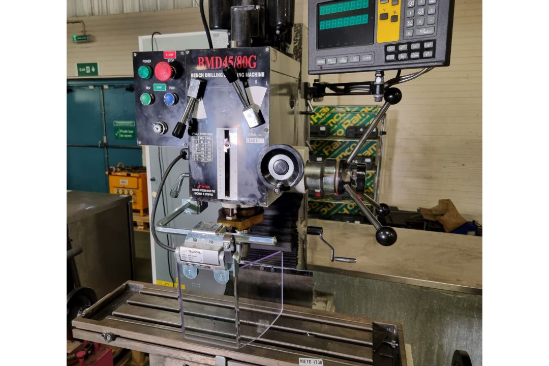 Bench drilling and milling machine mounted on a tool cabinet with spares and accessories - Image 4 of 12