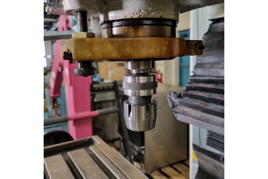 Bench drilling and milling machine mounted on a tool cabinet with spares and accessories - Image 5 of 12