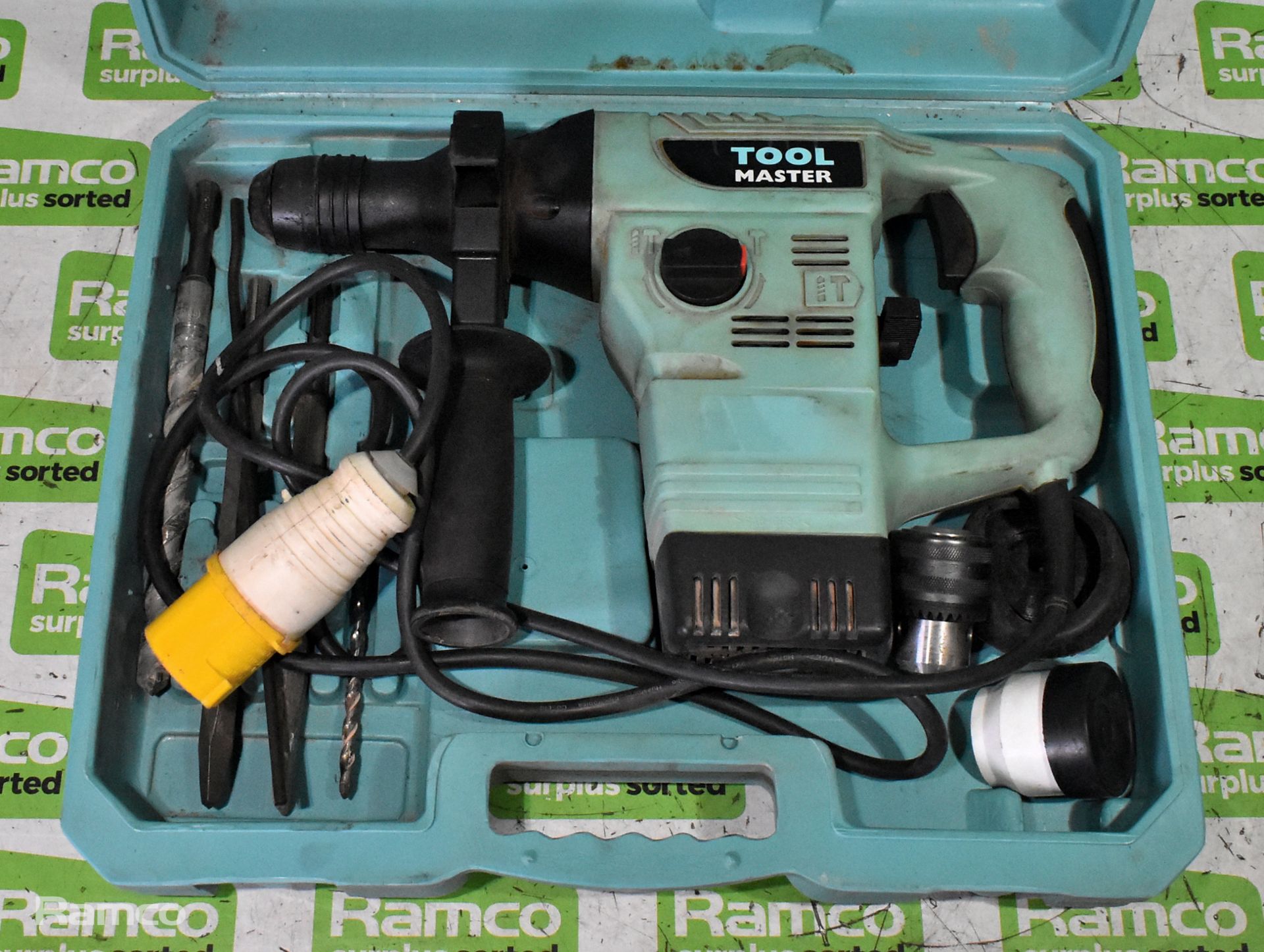 Tool Master RH1100/110V electric 32mm rotary hammer drill with drill bits and case - Image 2 of 6