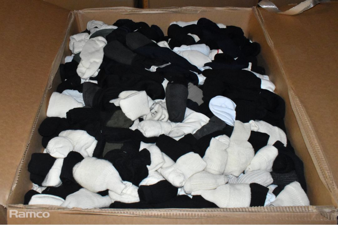 Various mixed socks - various sizes - paired & unpaired - unknown quantity - 150kg - Image 7 of 7