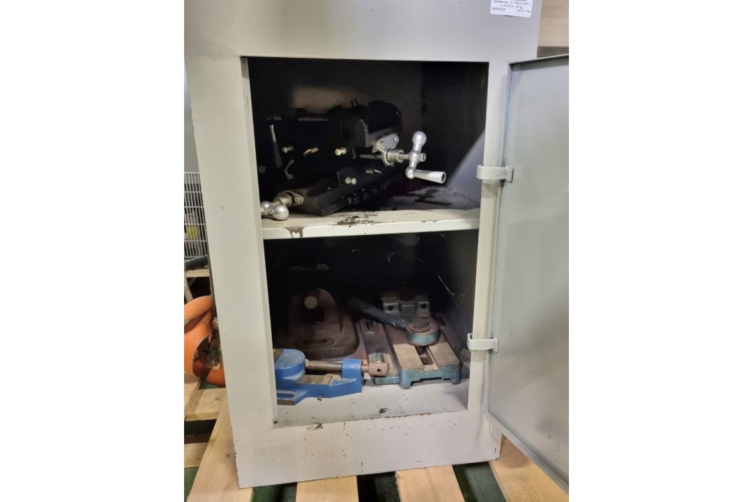 Bench drilling and milling machine mounted on a tool cabinet with spares and accessories - Image 10 of 12