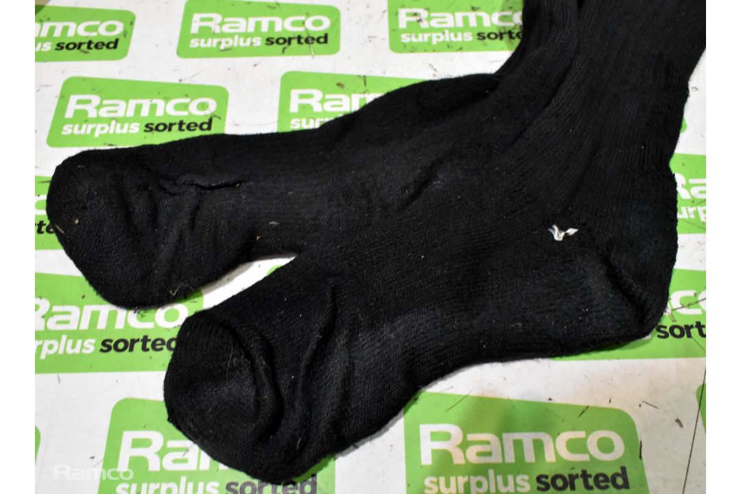 Various mixed socks - various sizes - paired & unpaired - unknown quantity - 137kg - Image 4 of 8