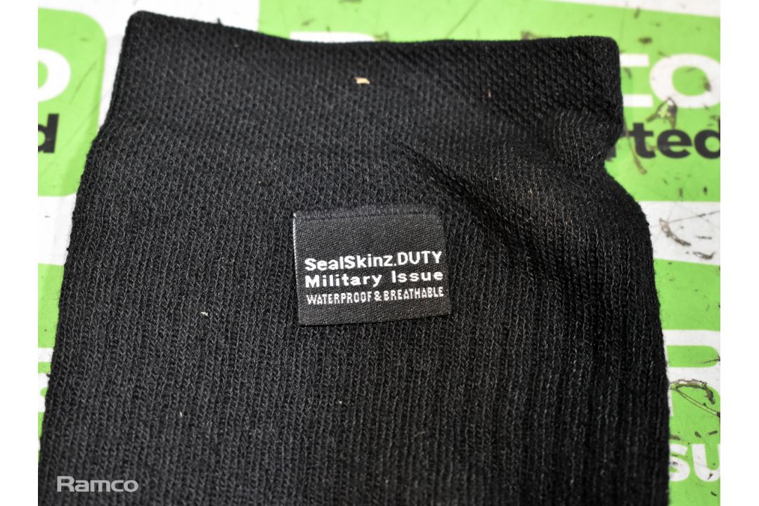Various mixed socks - various sizes - paired & unpaired - unknown quantity - 150kg - Image 6 of 7