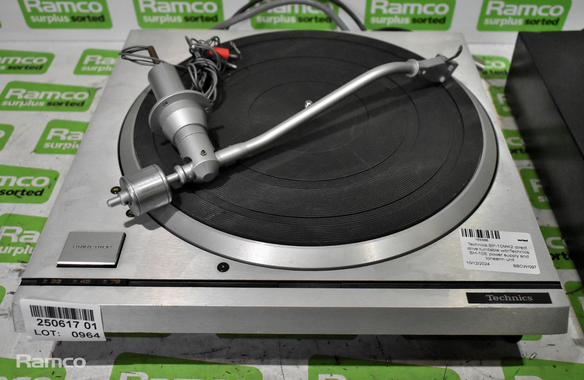 Technics SP-10MK2 direct drive turntable with Technics SH-10E power supply and tonearm unit - Image 2 of 8