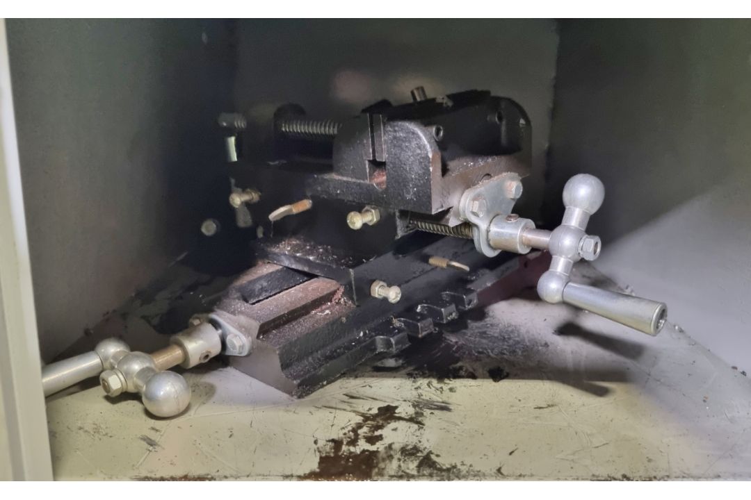 Bench drilling and milling machine mounted on a tool cabinet with spares and accessories - Image 12 of 12