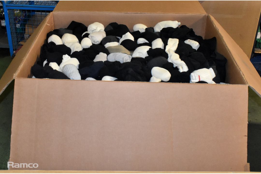 Various mixed socks - various sizes - paired & unpaired - unknown quantity - 137kg - Image 8 of 8
