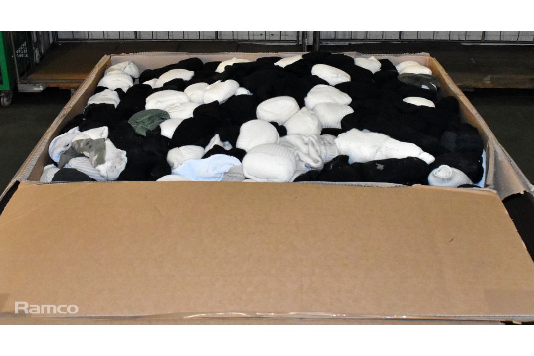 Various mixed socks - various sizes - paired & unpaired - unknown quantity - 193kg - Image 7 of 8