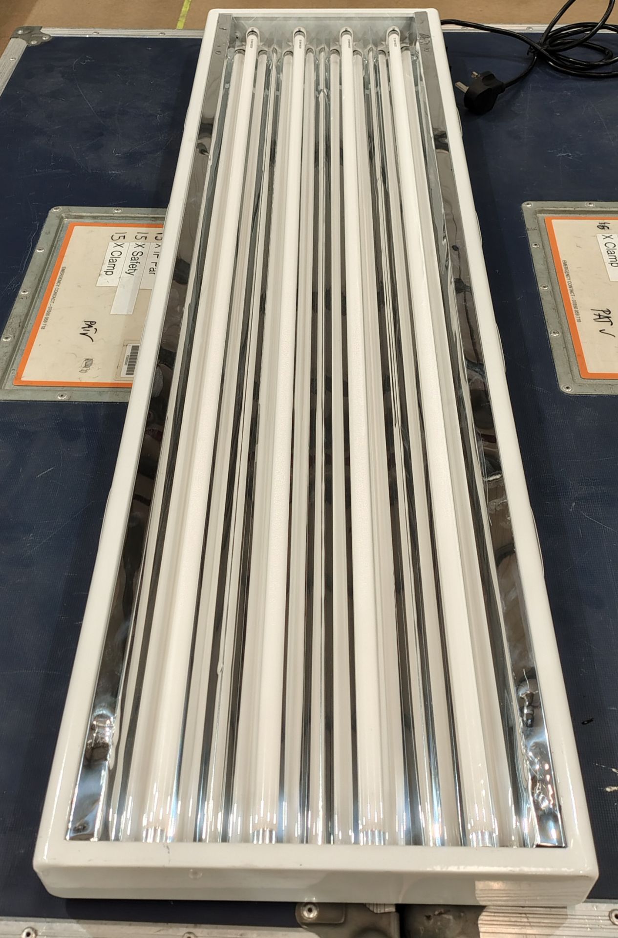 4x Flourescent 4 x 4 Light in flight case - L 125 x W 55 x H 100cm - Image 4 of 6