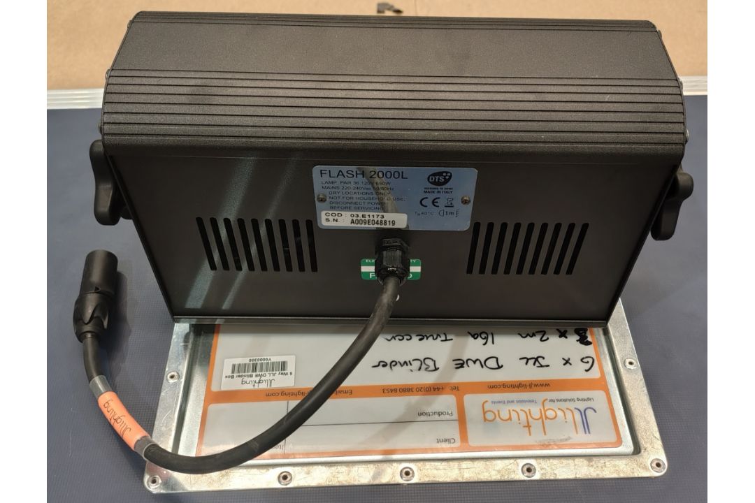 6x DTS Flash 2000L 2-Lite stage blinder in flight case - L 130 x W 60 x H 55cm - Image 3 of 8