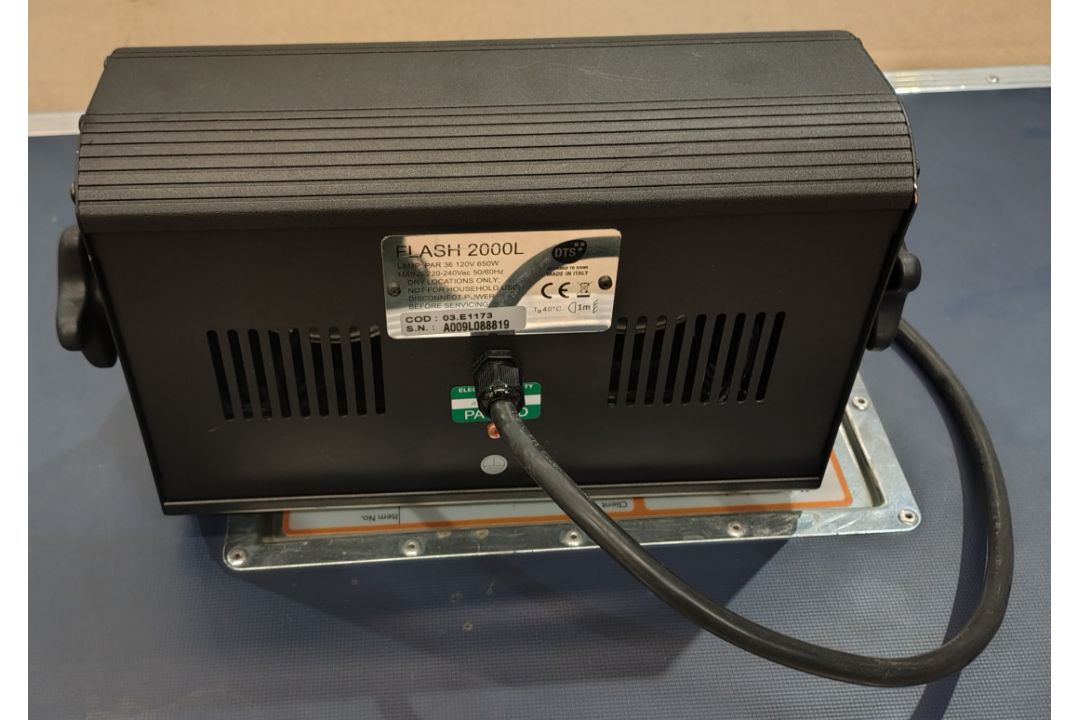 6x DTS Flash 2000L 2-Lite stage blinder in flight case - L 130 x W 60 x H 55cm - Image 3 of 8