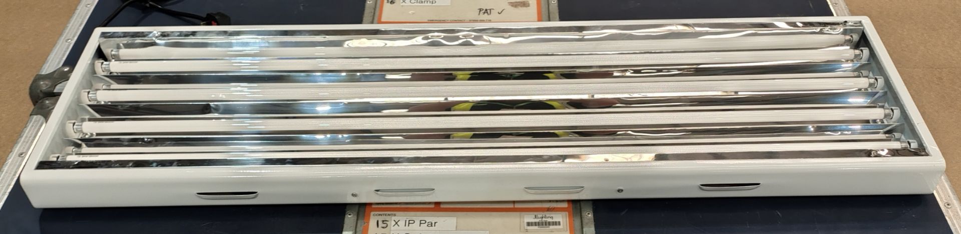4x Flourescent 4 x 4 Light in flight case - L 125 x W 55 x H 100cm - Image 2 of 6