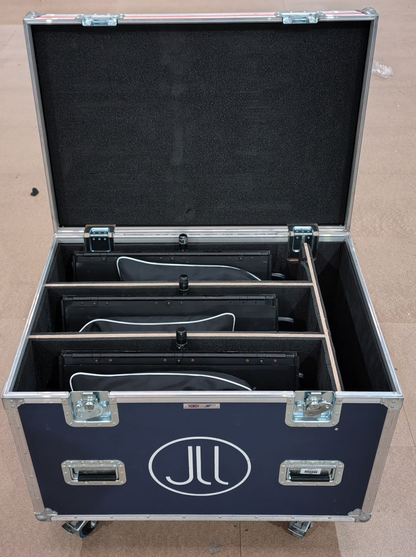 3x LitePanels Gemini 2 x 1 Soft, 3x snap grids, 3x barn doors in flight case - Image 10 of 12