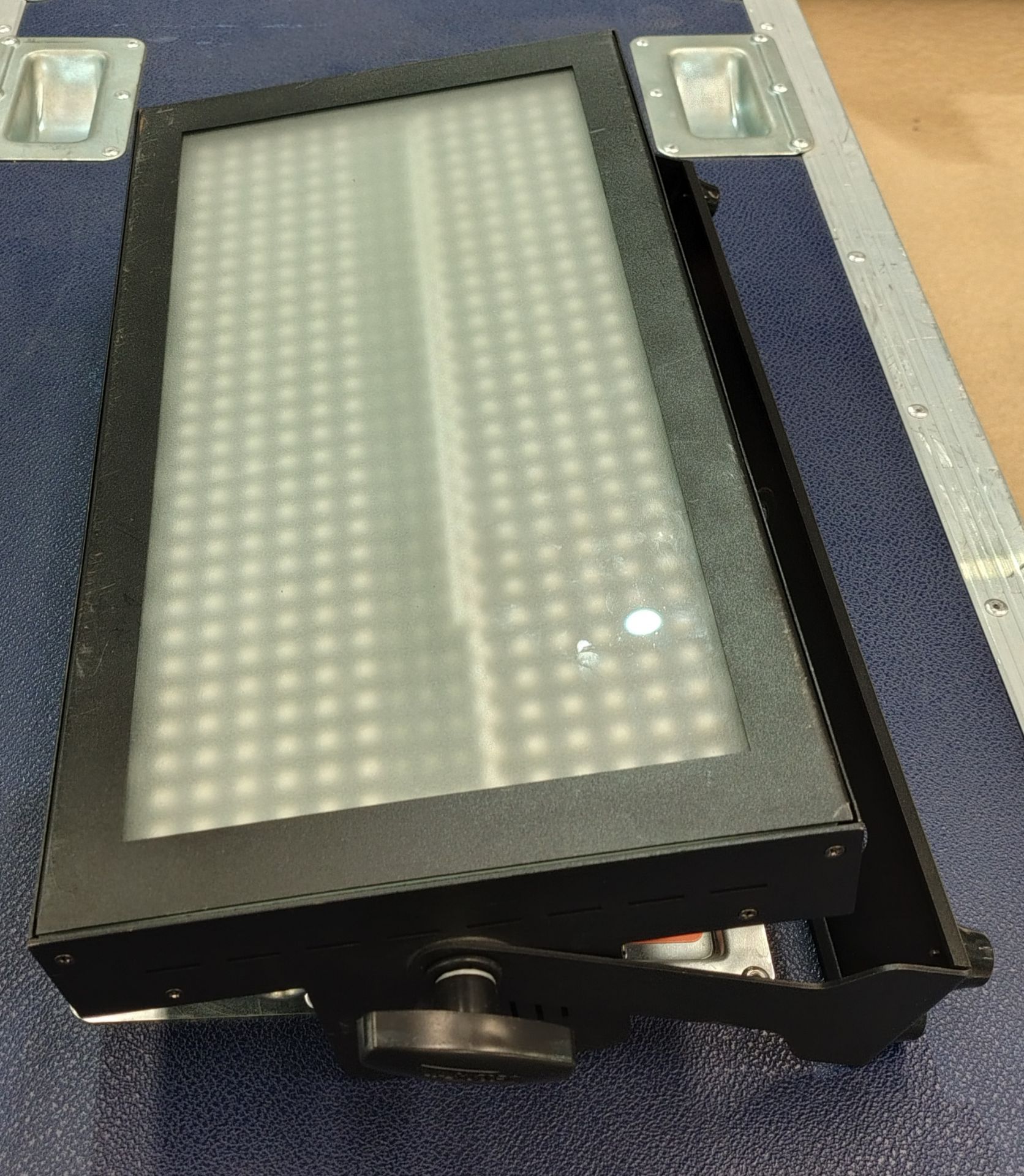 11x Varytec Colors NerveStrobe HP in flight case - L 120 x W 55 x H 77cm - Image 3 of 8
