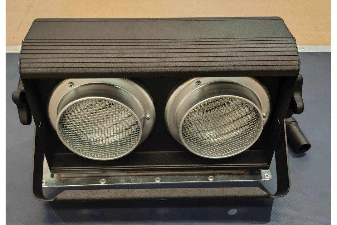 6x DTS Flash 2000L 2-Lite stage blinder in flight case - L 130 x W 60 x H 55cm - Image 1 of 8