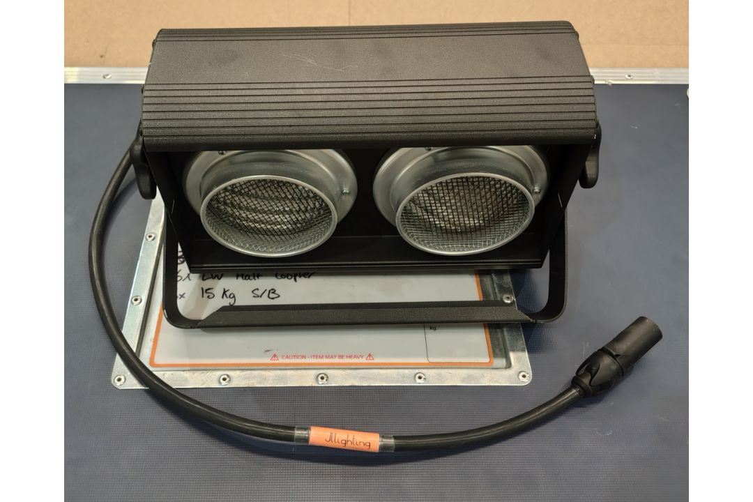 6x DTS Flash 2000L 2-Lite stage blinder in flight case - L 130 x W 60 x H 55cm - Image 1 of 8
