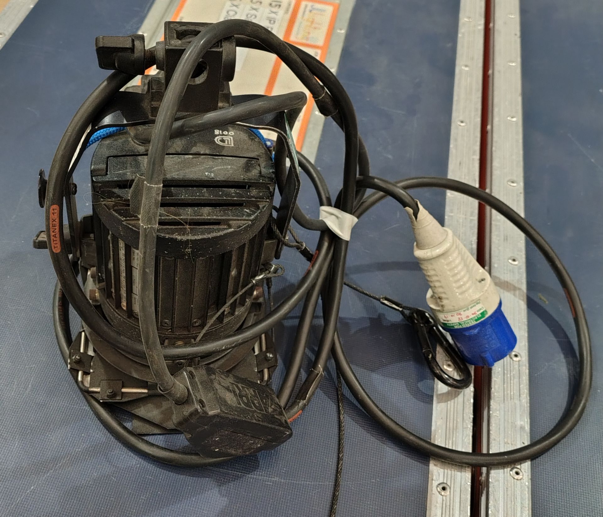 5x Arri 300 Plus Fresnels with barndoors - Image 8 of 11