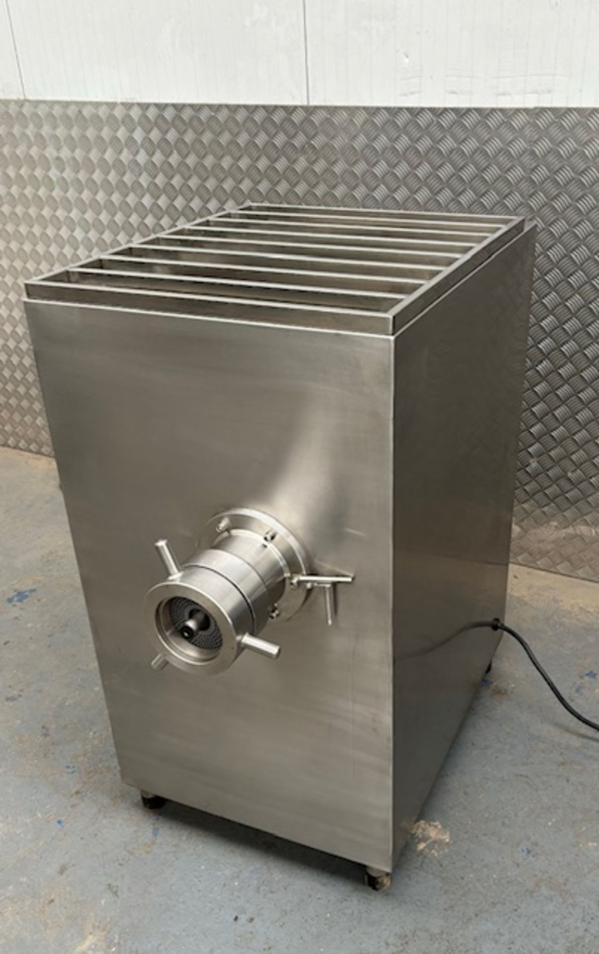 KTC 130 mincer - 130mm head size - 3 phase - year 2024 - 105cm L x 75cm W x 115cm H - Image 8 of 8