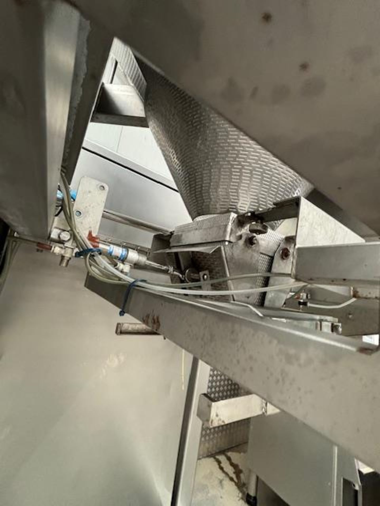 Bilwinko multihead weigher - 14 weight buckets - rise and fall stand - wash trolley - 3 phase - 2004 - Image 3 of 8