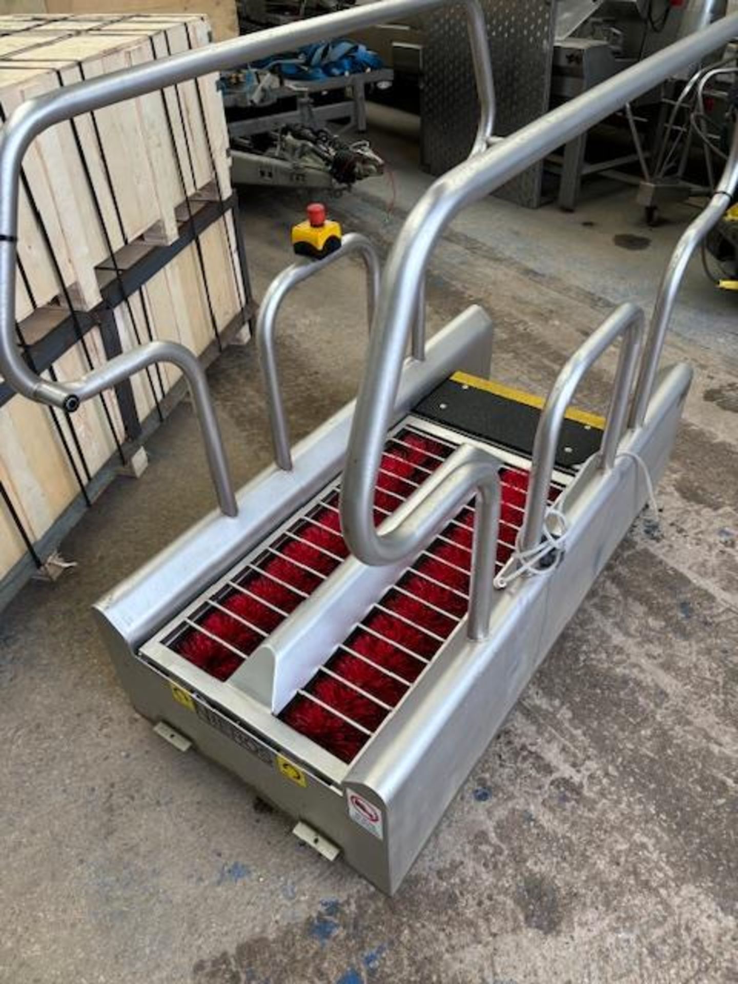 Neiros walk through boot wash - year 2019 - single phase - 160cm L x 80cm W x 142.5cm H - Image 2 of 4