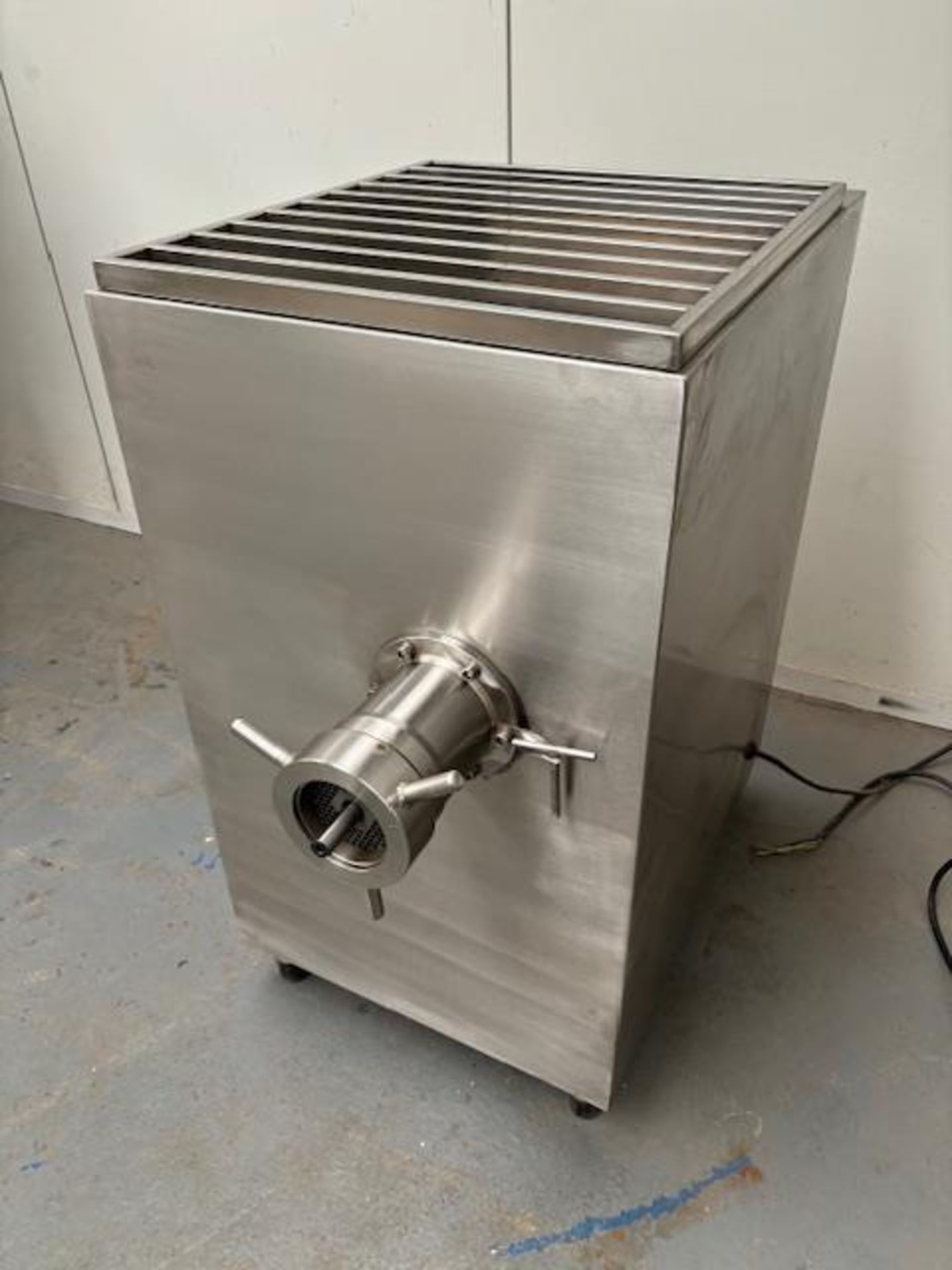 KTC 42 mincer - 100mm head size - CE marked - year 2023 - stainless steel machine - 3 phase - Image 3 of 6