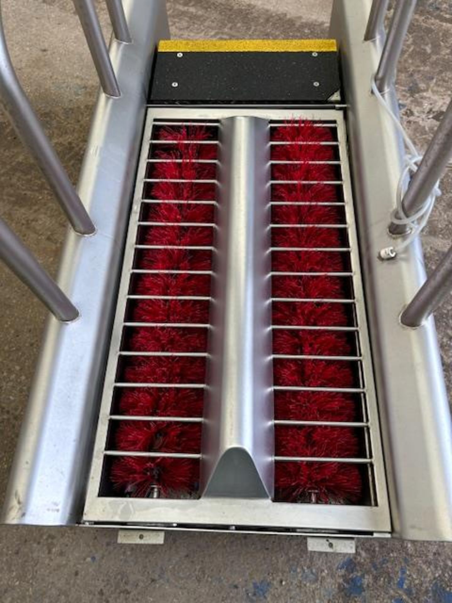 Neiros walk through boot wash - year 2019 - single phase - 160cm L x 80cm W x 142.5cm H - Image 3 of 4