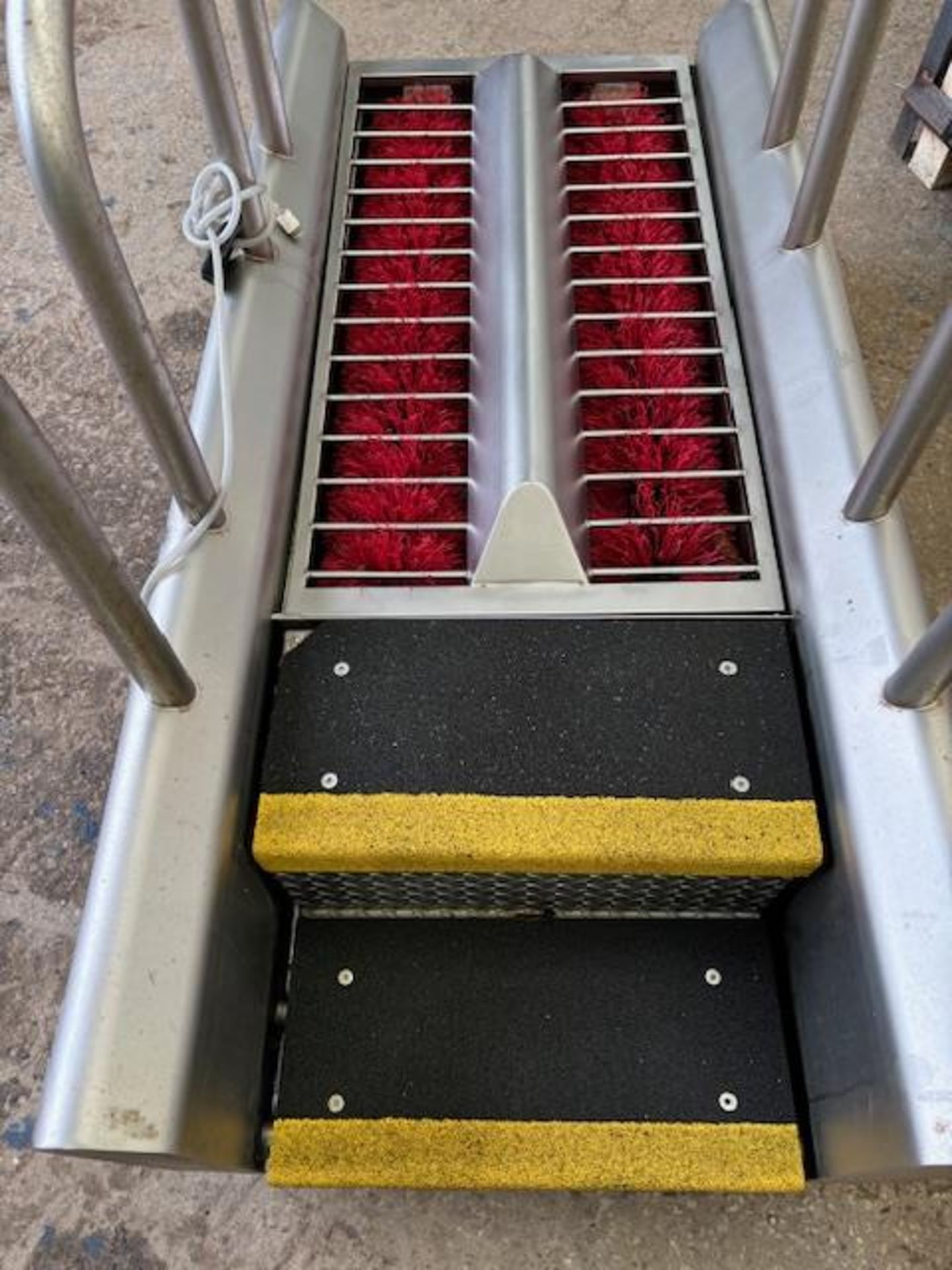 Neiros walk through boot wash - year 2019 - single phase - 160cm L x 80cm W x 142.5cm H - Image 4 of 4