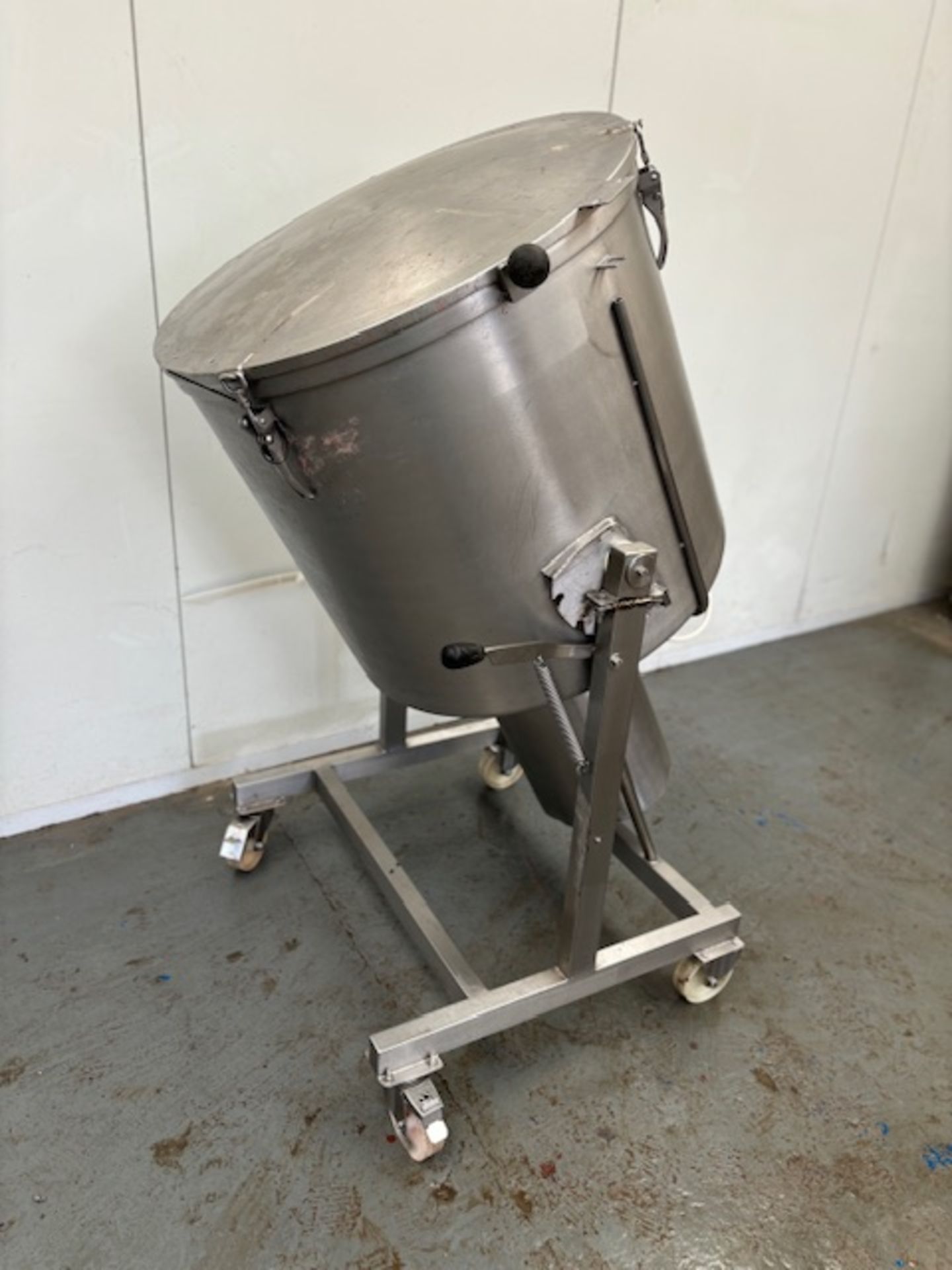 Vakona tipping tumbler with scrape wall stirrer - 3 phase - 55cm L x 95cm W x 155cm H - Image 3 of 3