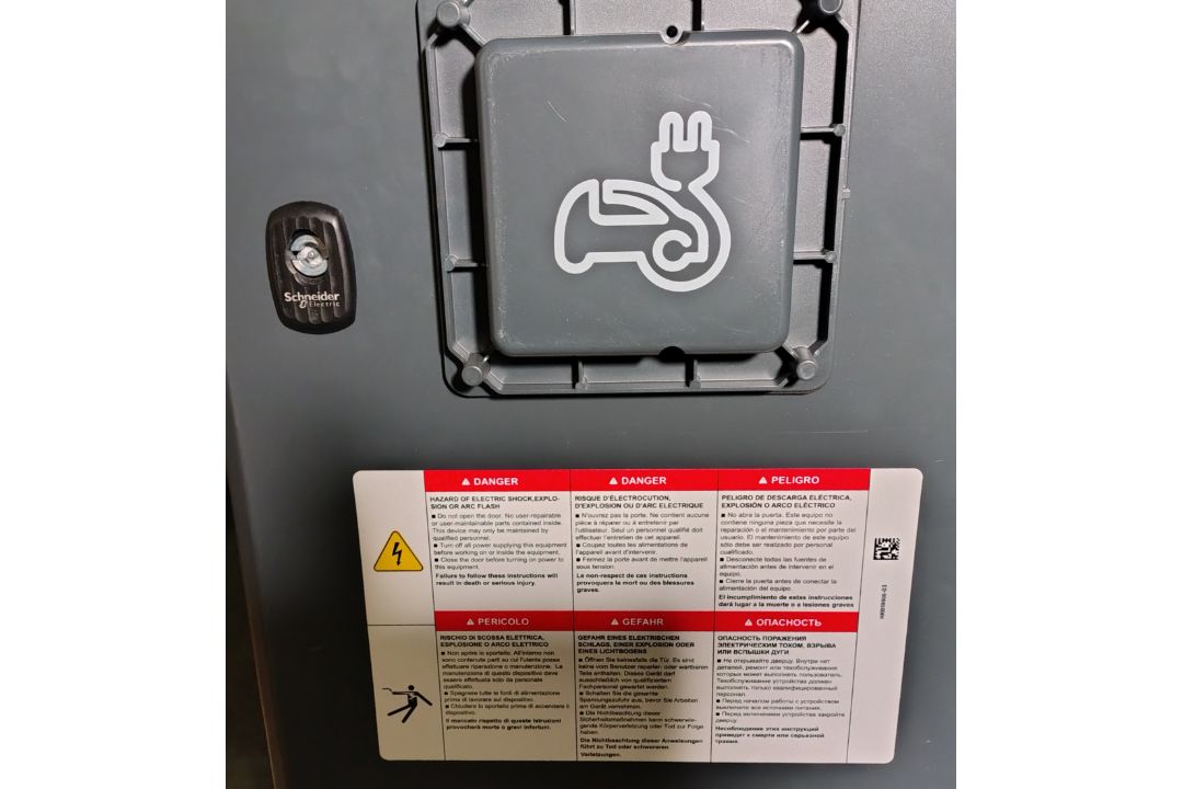 Schneider EV.2S7P22 7kW electric vehicle charging station - W 410 x D 220 x H 1150mm - 42kg - Image 4 of 5