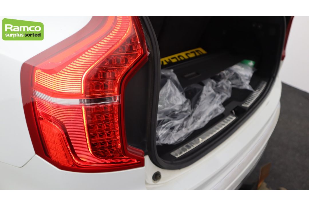 2021 Volvo XC90 Momentum T8 Recharge AWD 2.0L Petrol Hybrid - full details in the description - Image 40 of 61