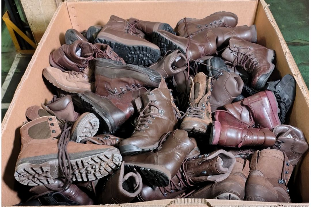 100x pairs of Grade 2 Various combat boots - may include - Magnum, YDS, Haix - mixed sizes - Image 7 of 7