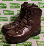 100x pairs of Grade 2 Various combat boots - may include - Magnum, YDS, Haix - mixed sizes