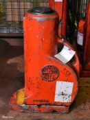 Tangye 25 tonne hydraulic ram jack - W 140 x D 320 x H 450mm - 24kg