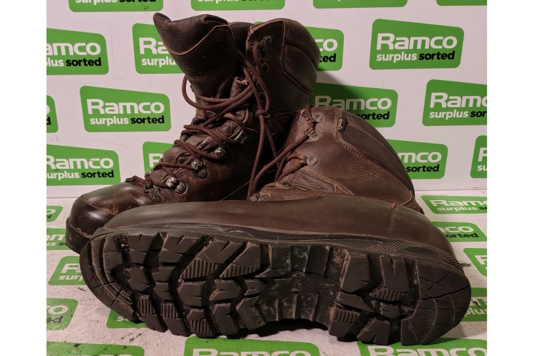 100x pairs of Grade 2 Various combat boots - may include - Magnum, YDS, Haix - mixed sizes - Image 2 of 7