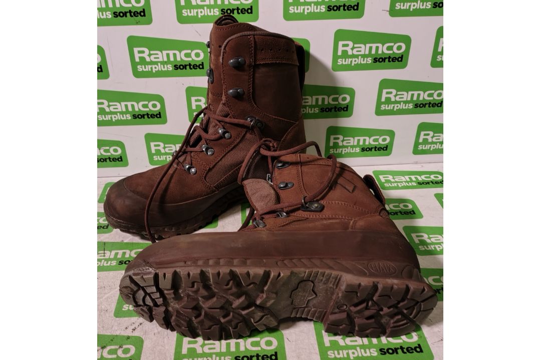 100x pairs of Grade 2 Various combat boots - may include - Magnum, YDS, Haix - mixed sizes - Image 4 of 7