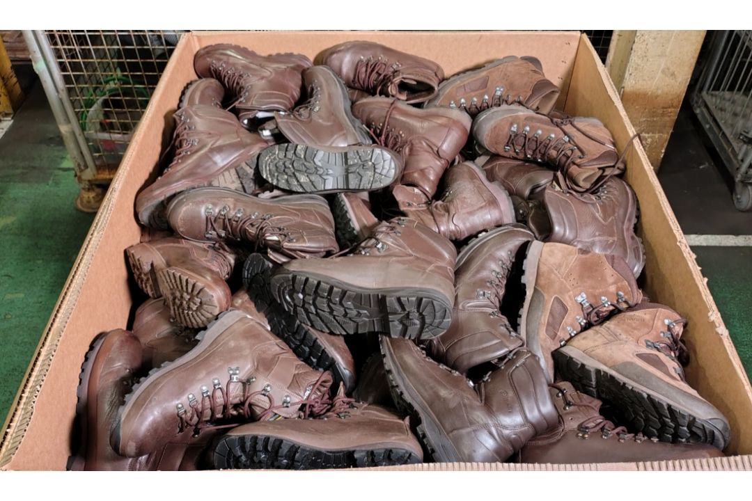 100x pairs of Grade 2 Various combat boots - may include - Magnum, YDS, Haix - mixed sizes - Image 7 of 7