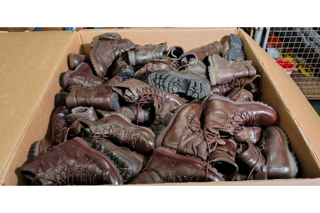 100x pairs of Grade 2 Various combat boots - may include - Magnum, YDS, Haix - mixed sizes - Image 7 of 7