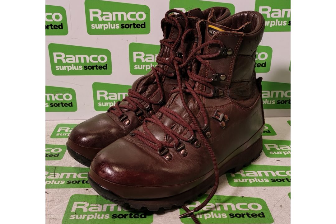 100x pairs of Grade 2 Various combat boots - may include - Magnum, YDS, Haix - mixed sizes - Image 3 of 7