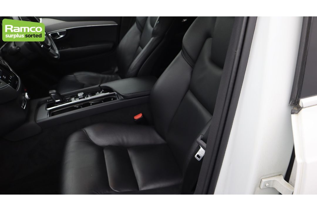 2021 Volvo XC90 Momentum T8 Recharge AWD 2.0L Petrol Hybrid - full details in the description - Image 44 of 61