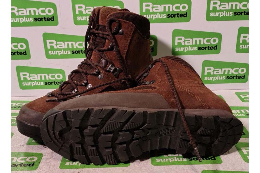 100x pairs of Grade 2 Various combat boots - may include - Magnum, YDS, Haix - mixed sizes - Image 6 of 7