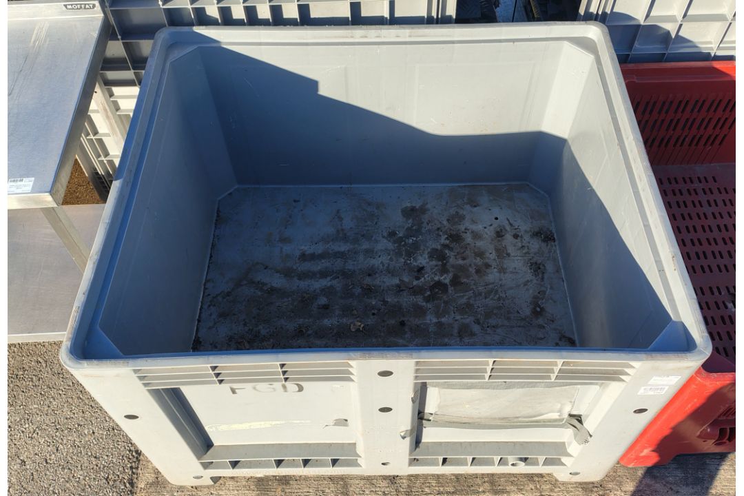 Plastic pallet tote with lid - L 1200 x W 1000 x H 800mm - Image 3 of 3