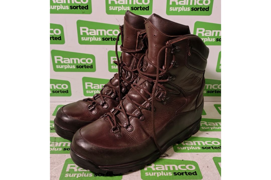 100x pairs of Grade 2 Various combat boots - may include - Magnum, YDS, Haix - mixed sizes - Image 5 of 7