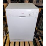 Bosch SMS50T02GB SI6P1B free-standing dishwasher - W 600 x D 620 x H 840mm