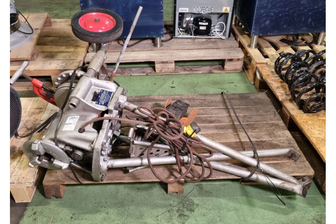 Ridgid 300 floor standing pipe threader - W 520 x D 800 x H 1430mm - 70kg - Image 1 of 6
