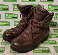 100x pairs of Grade 2 Various combat boots - may include - Magnum, YDS, Haix - mixed sizes