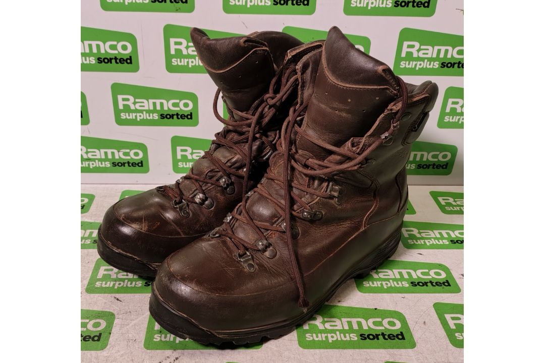 100x pairs of Grade 2 Various combat boots - may include - Magnum, YDS, Haix - mixed sizes - Image 1 of 7