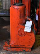 HydraLite 30 tonne hydraulic ram jack - W 140 x D 320 x H 450mm - 24kg