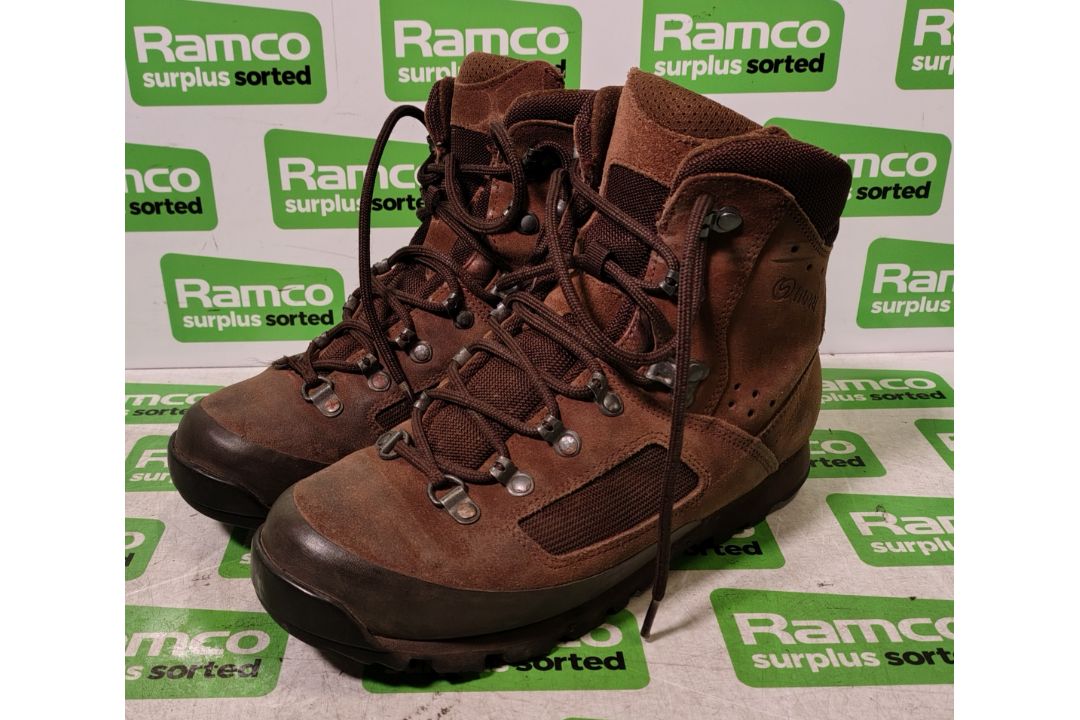 100x pairs of Grade 2 Various combat boots - may include - Magnum, YDS, Haix - mixed sizes - Image 3 of 7