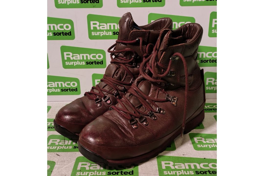 100x pairs of Grade 2 Various combat boots - may include - Magnum, YDS, Haix - mixed sizes - Image 1 of 7