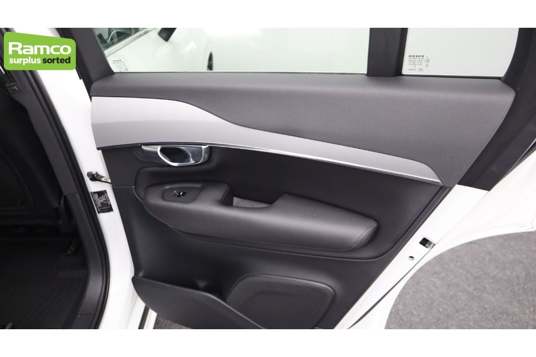 2021 Volvo XC90 Momentum T8 Recharge AWD 2.0L Petrol Hybrid - full details in the description - Image 31 of 61