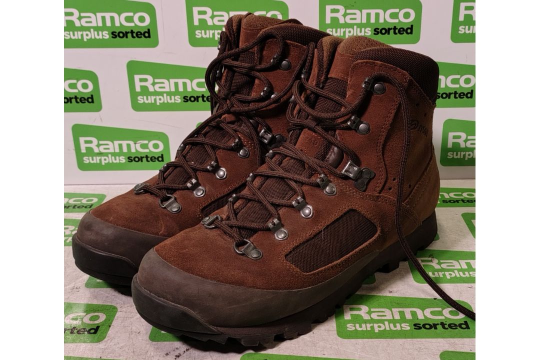 100x pairs of Grade 2 Various combat boots - may include - Magnum, YDS, Haix - mixed sizes - Image 5 of 7